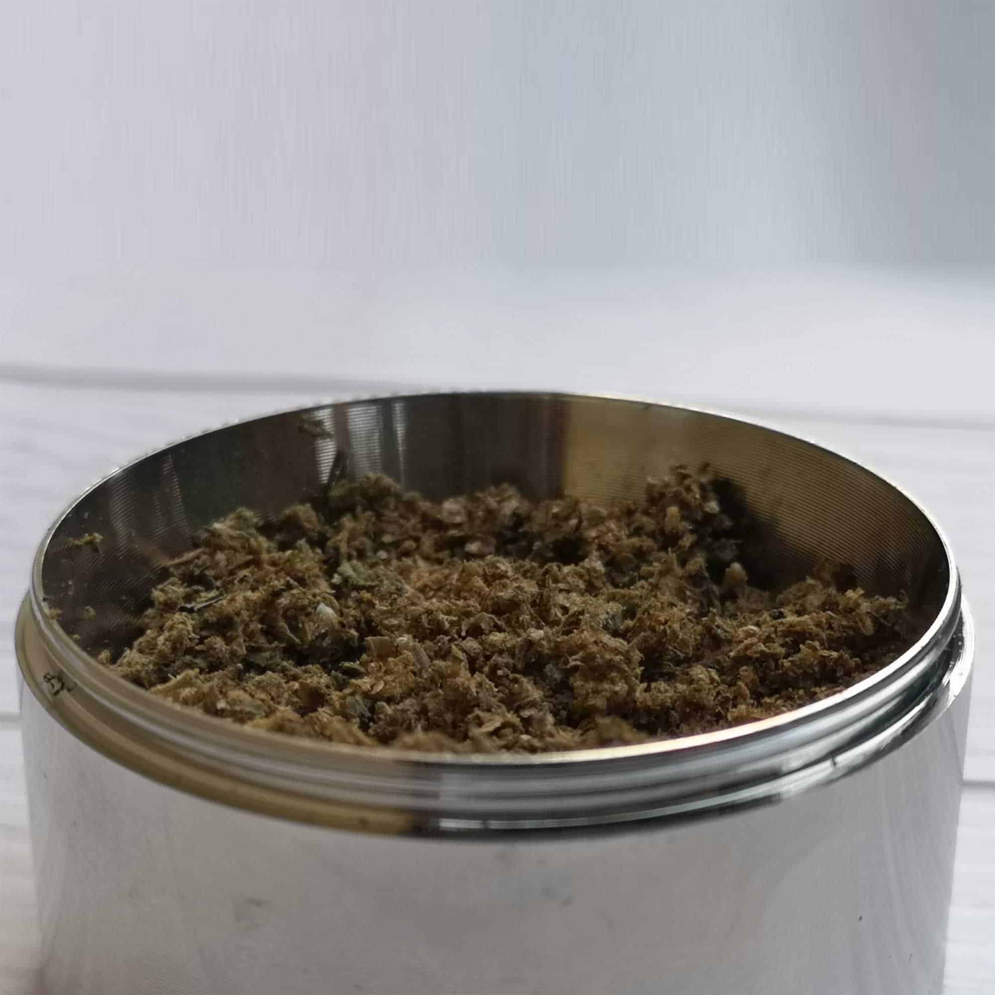 Grinder-con-un-grammo-di-infiorescenza