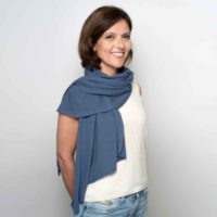 Sciarpa-canapa-blu-jeans-indossata