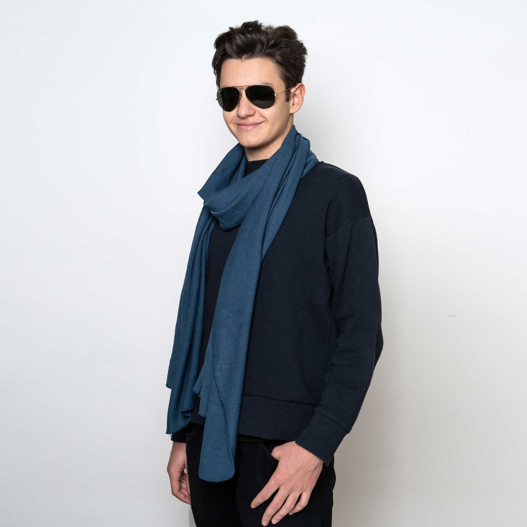 Sciarpa-canapa-blu-jeans-indossata-unisex