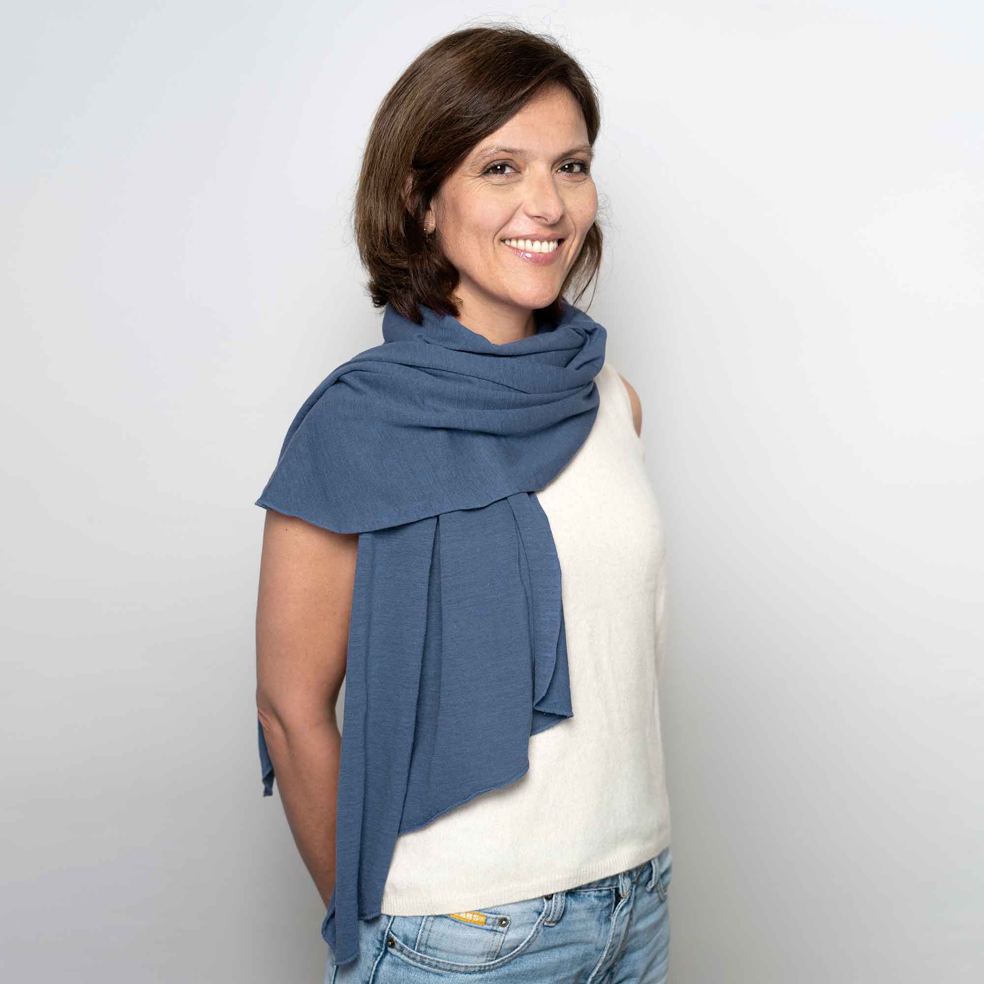 Sciarpa-canapa-blu-jeans-indossata Sciarpa-canapa-blu-jeans-indossata