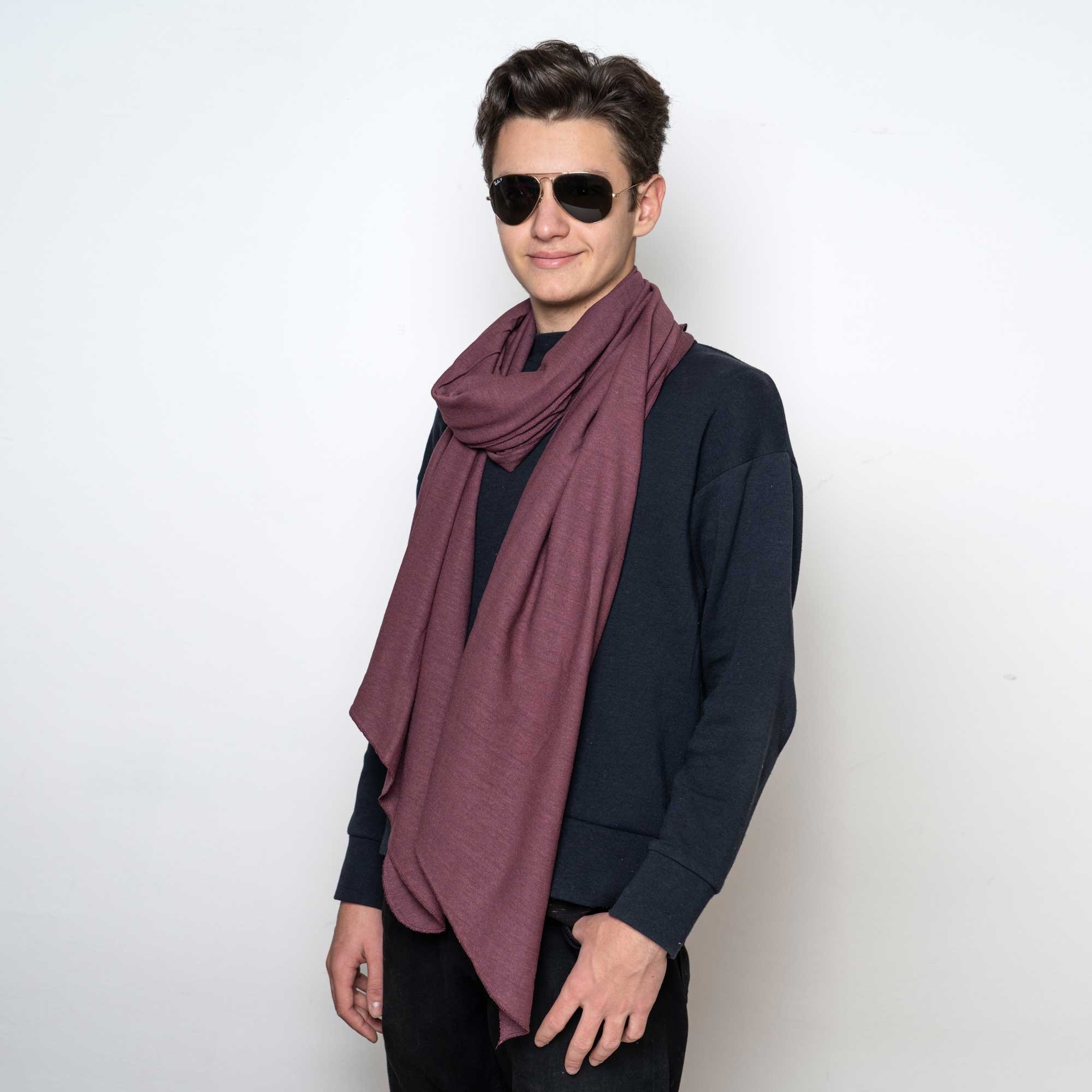 Sciarpa-canapa-bordeaux-indossata-unisex