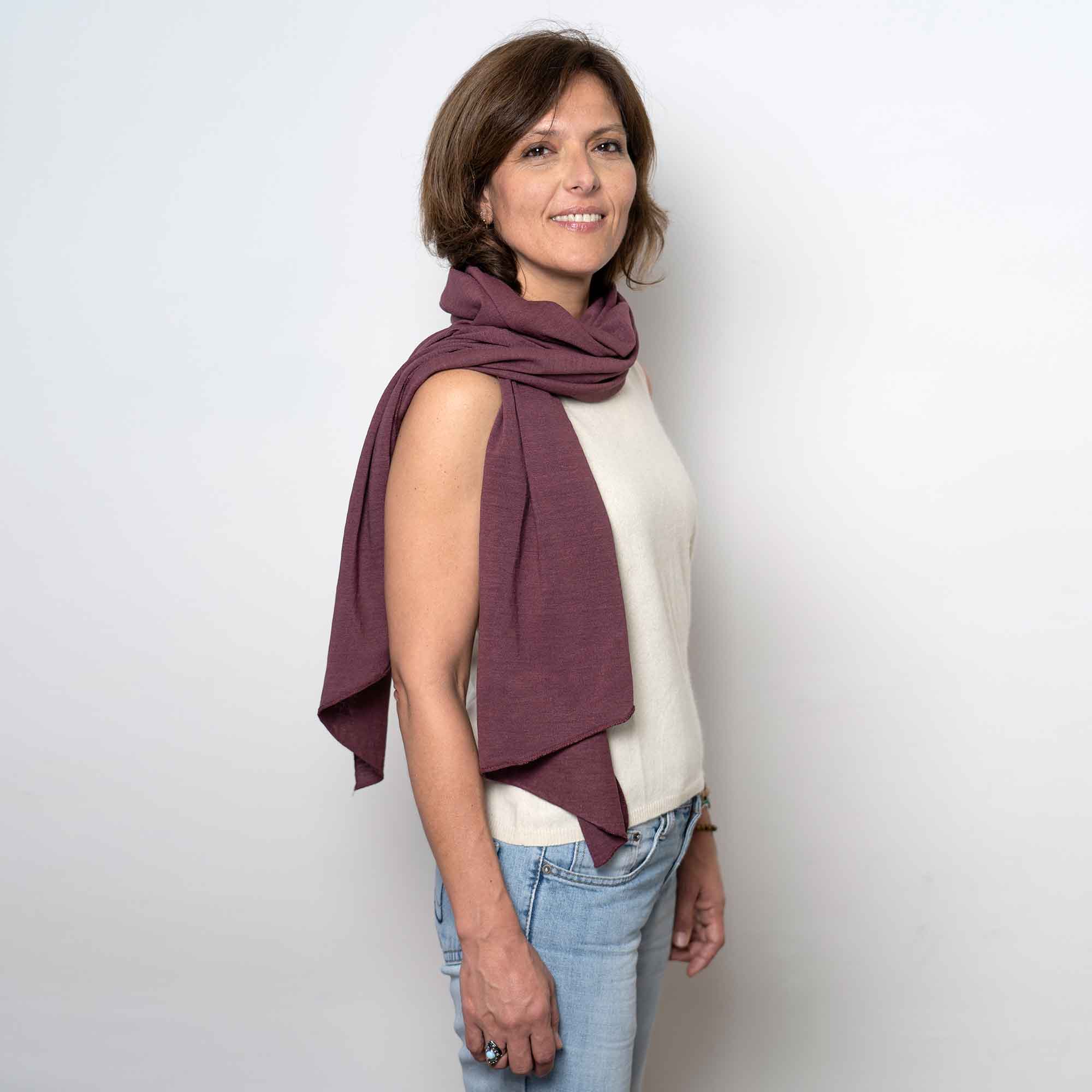 Sciarpa-canapa-bordeaux-indossata Sciarpa-canapa-bordeaux-indossata