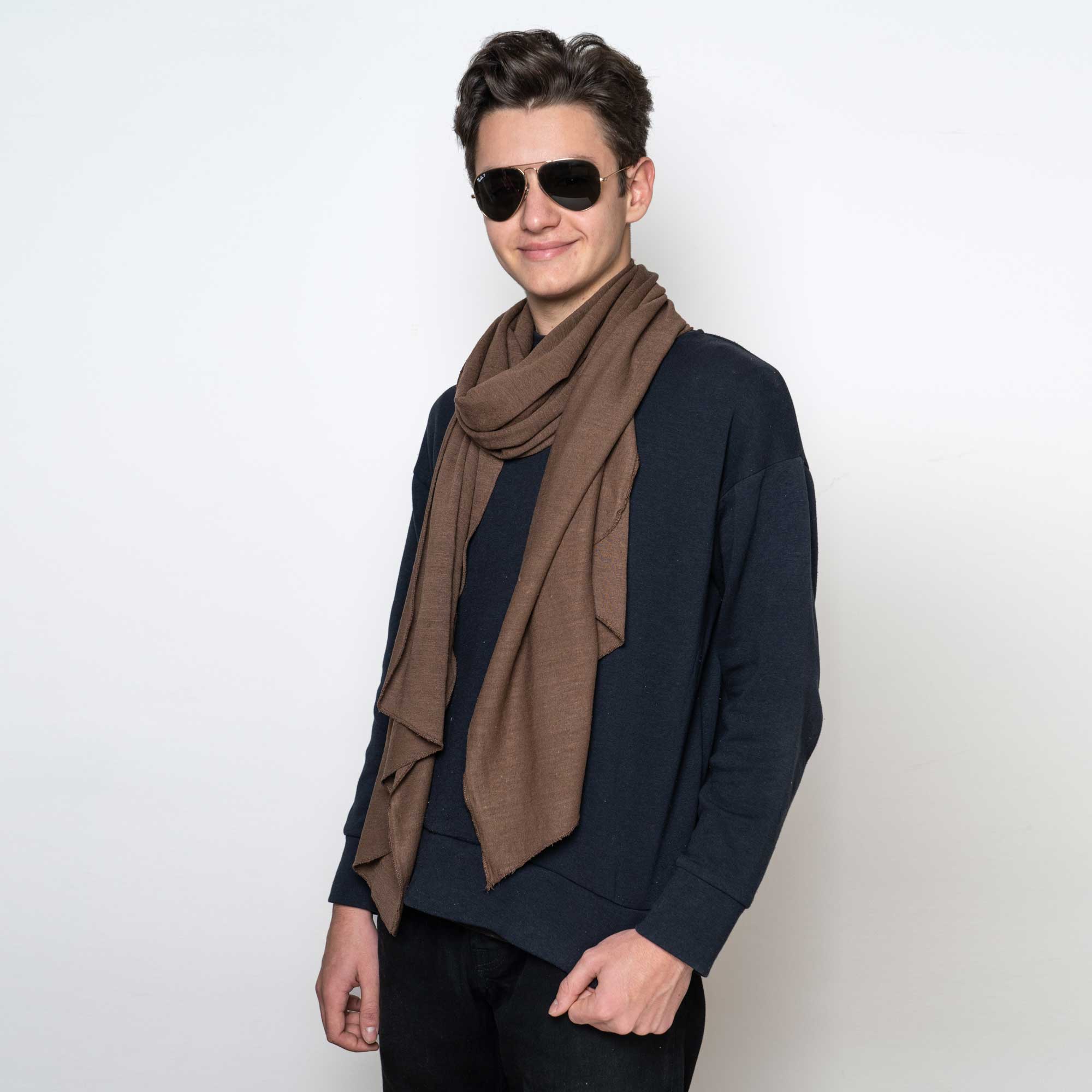 Sciarpa-canapa-cioccolato-indossata-unisex