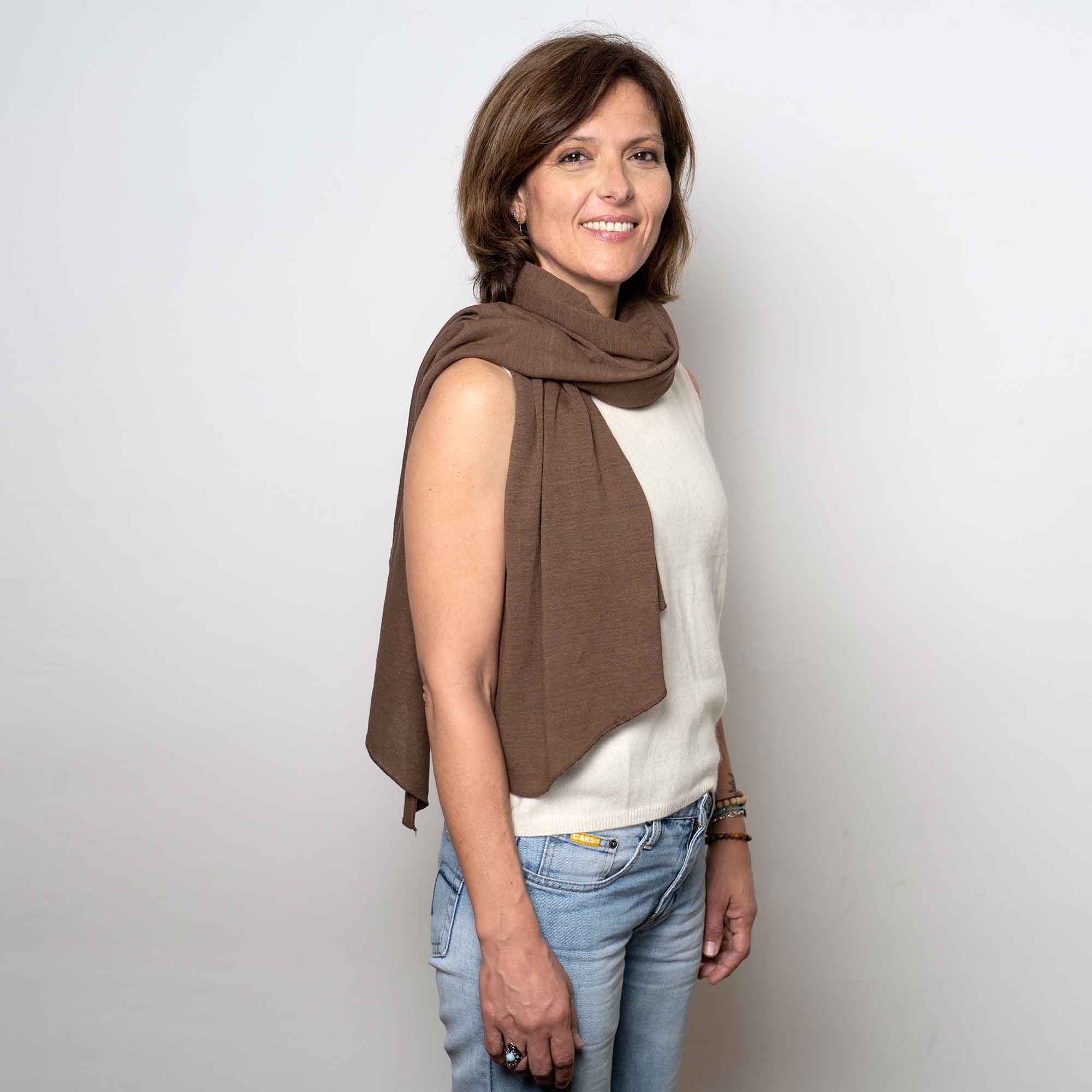 Sciarpa-canapa-cioccolato-indossata Sciarpa-canapa-cioccolato-indossata