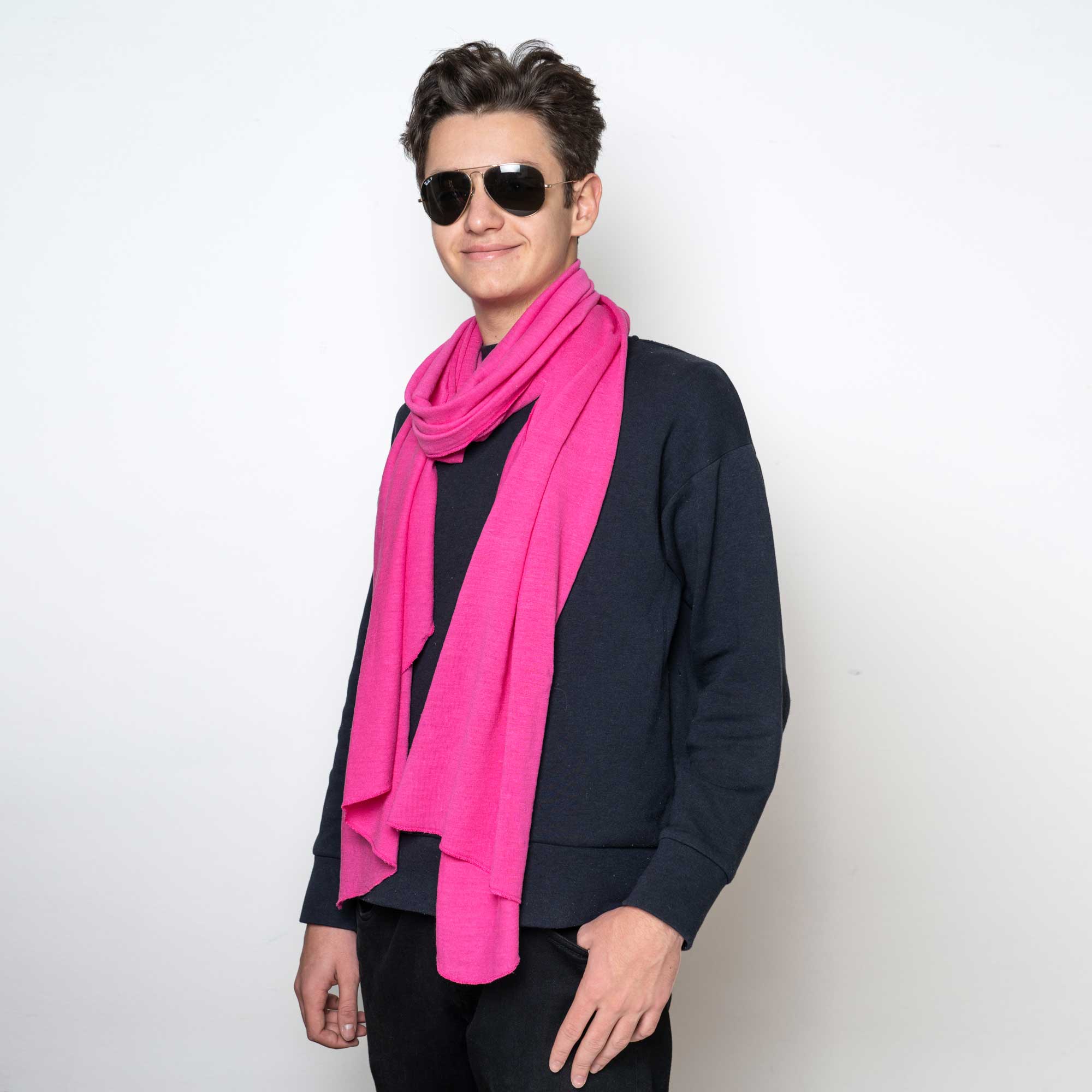 Sciarpa-canapa-fucsia-indossata-unisex