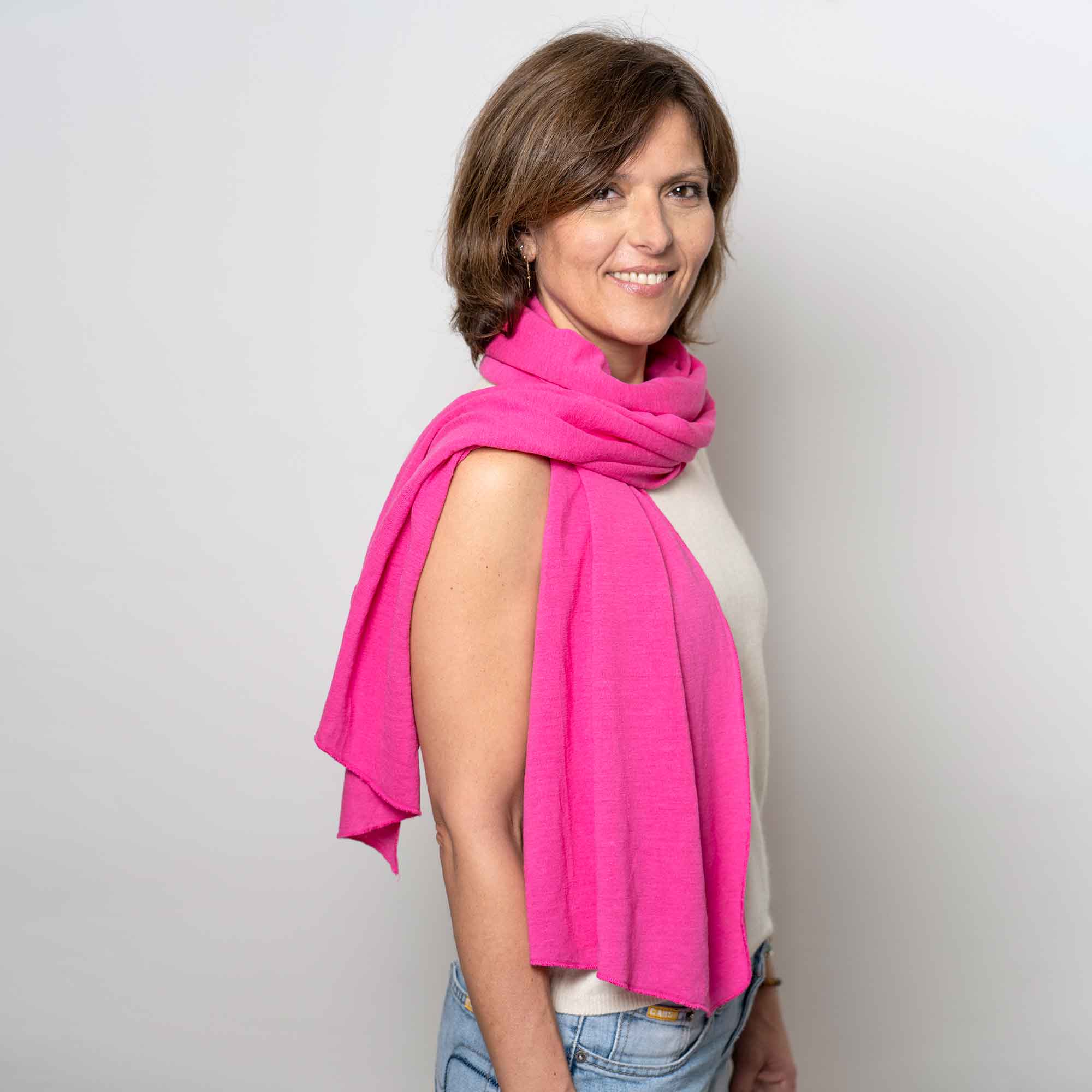 Sciarpa-canapa-fucsia-indossata Sciarpa-canapa-fucsia-indossata