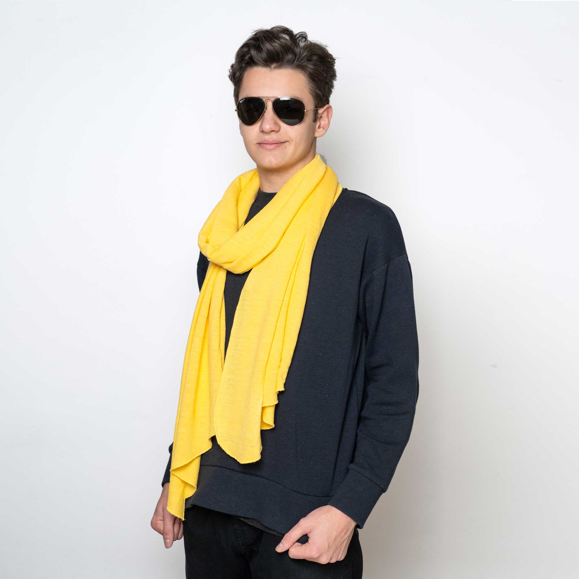 Sciarpa-canapa-gialla-indossata-unisex