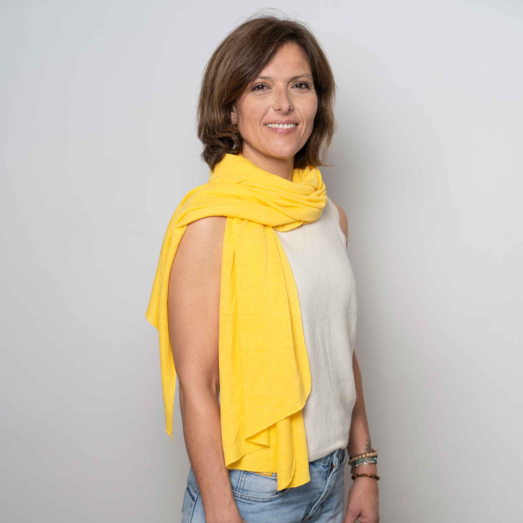 Sciarpa-canapa-gialla-indossata Sciarpa-canapa-gialla-indossata