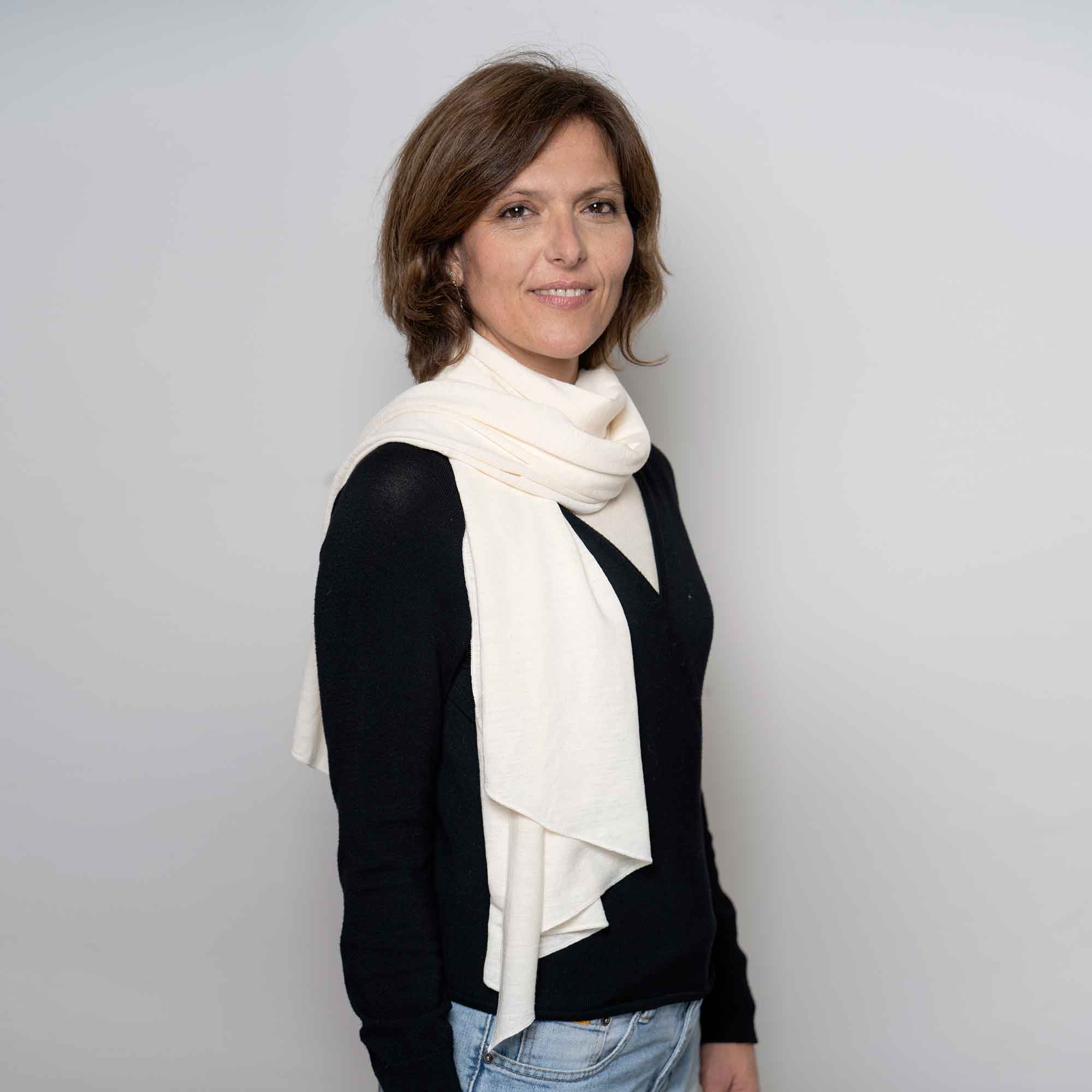 Sciarpa-canapa-panna-indossata Sciarpa-canapa-panna-indossata