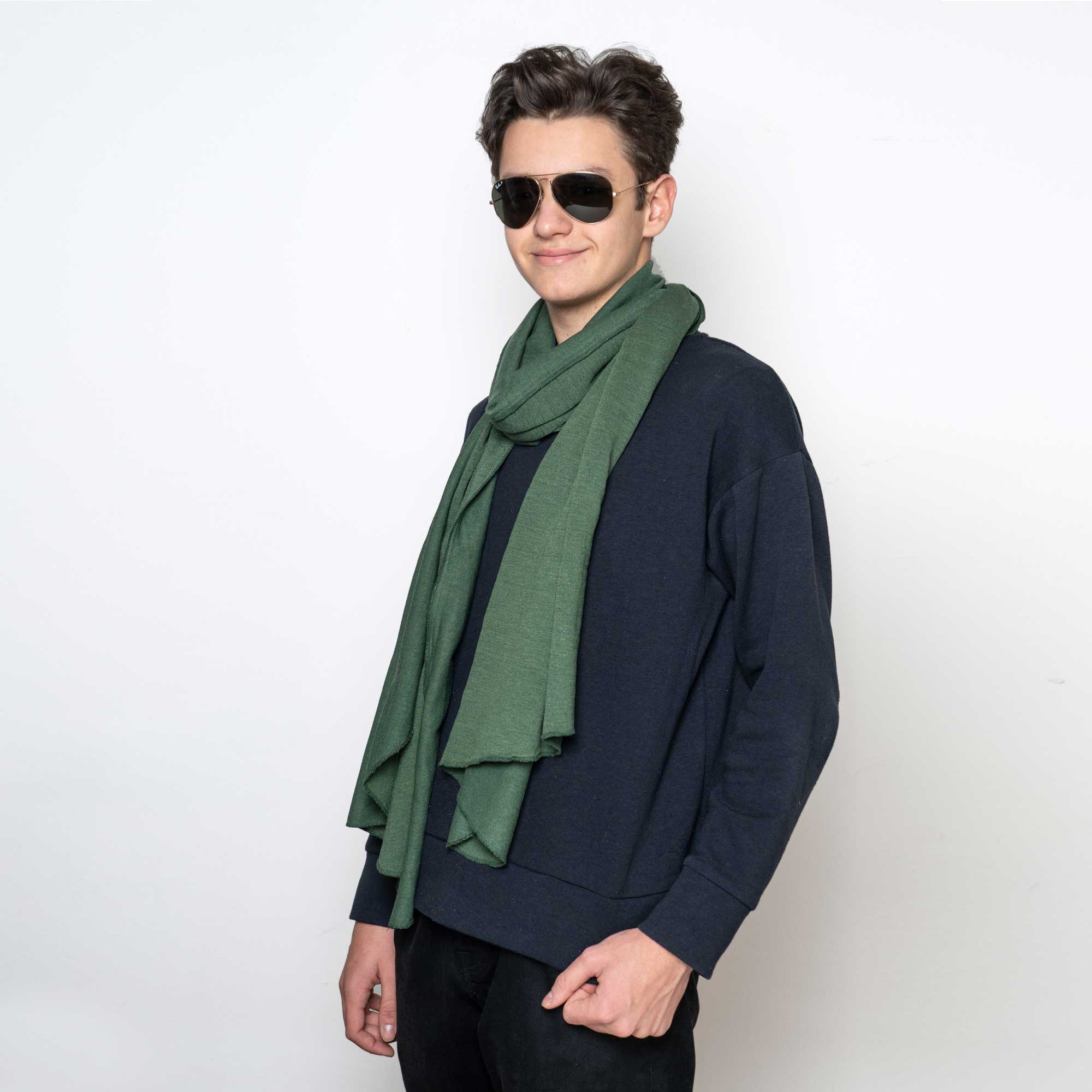 Sciarpa-canapa-verde-indossata-unisex