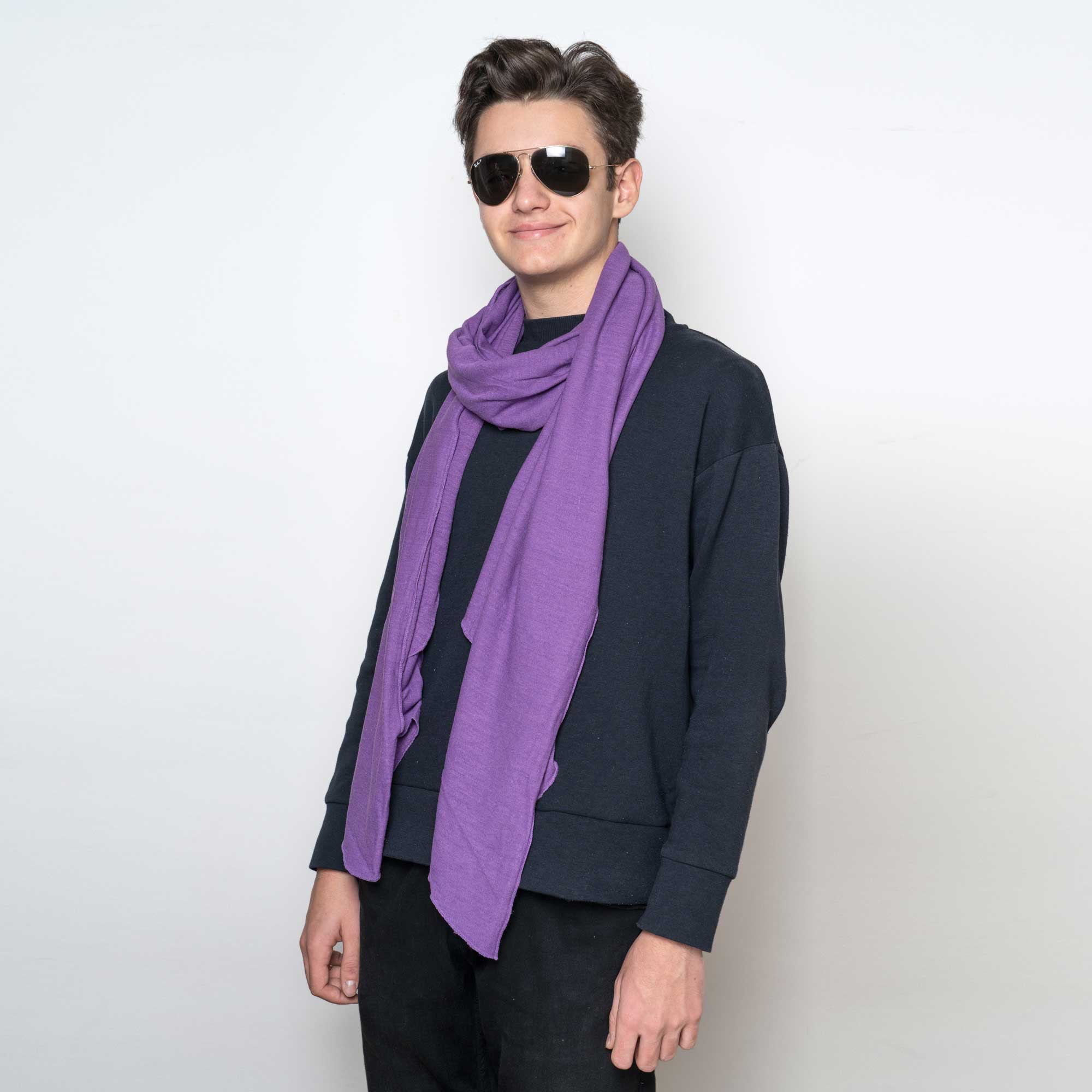 Sciarpa-canapa-viola-indossata-unisex