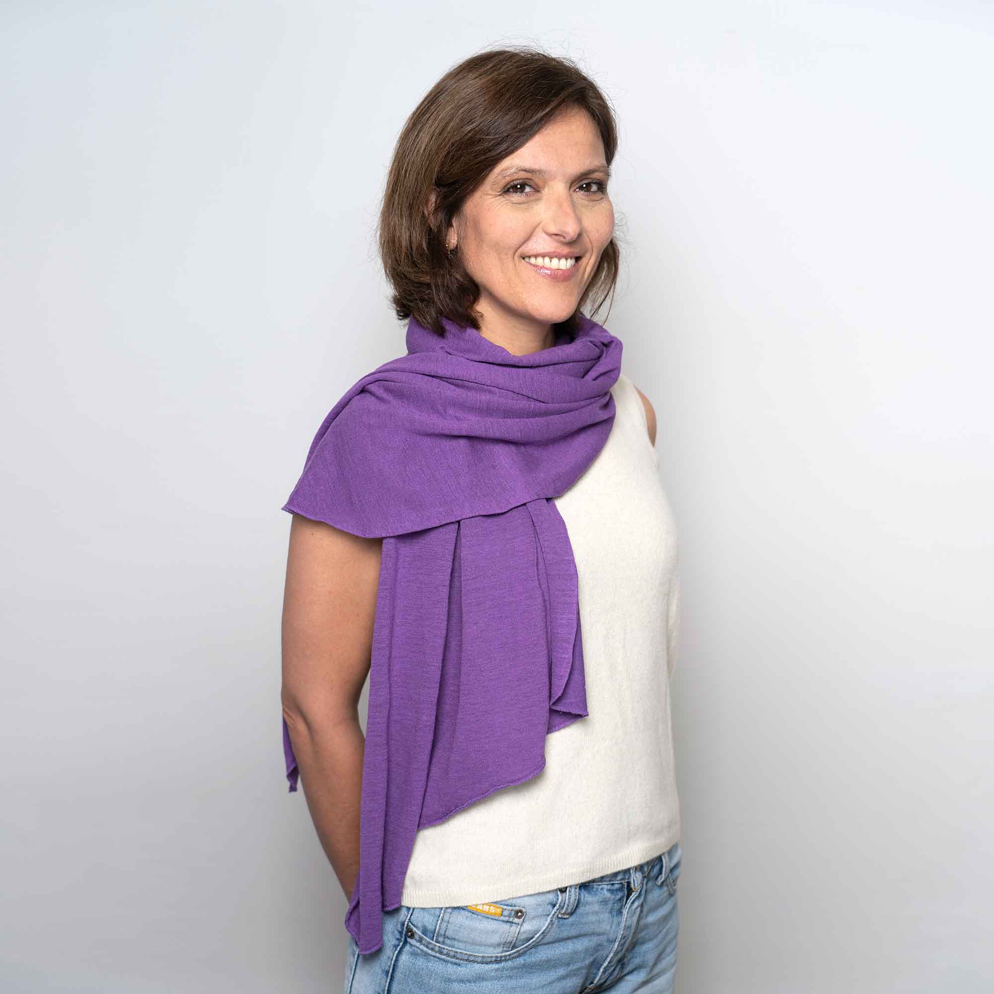 Sciarpa-canapa-viola-indossata